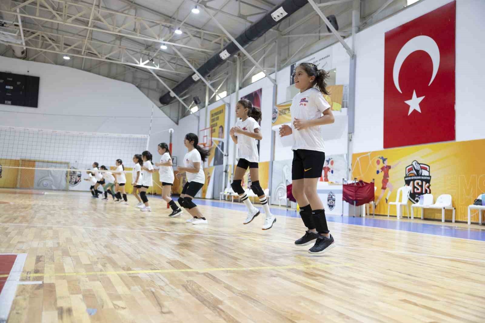 Yaz kurslarında geleceğin voleybolcuları yetişiyor