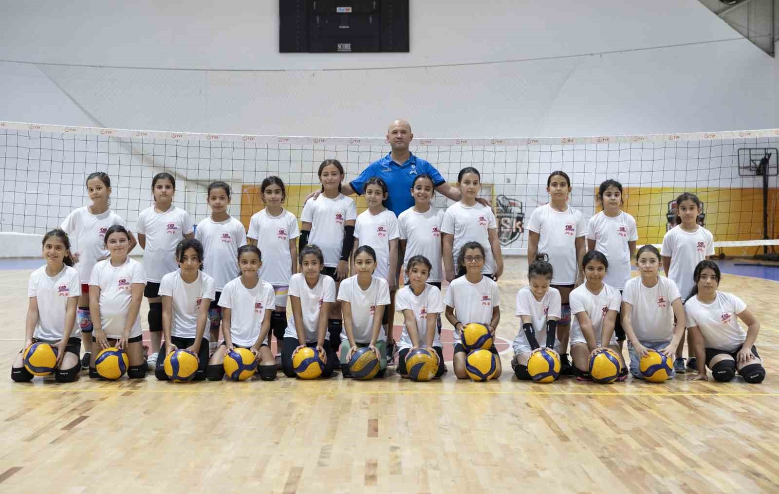 Yaz kurslarında geleceğin voleybolcuları yetişiyor