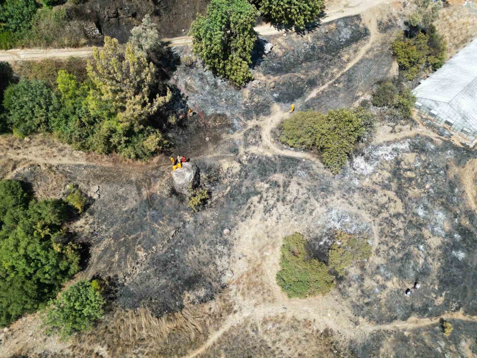 Yerleşim yerine yakın noktada çıkan ve ormana sıçrayan yangın söndürüldü