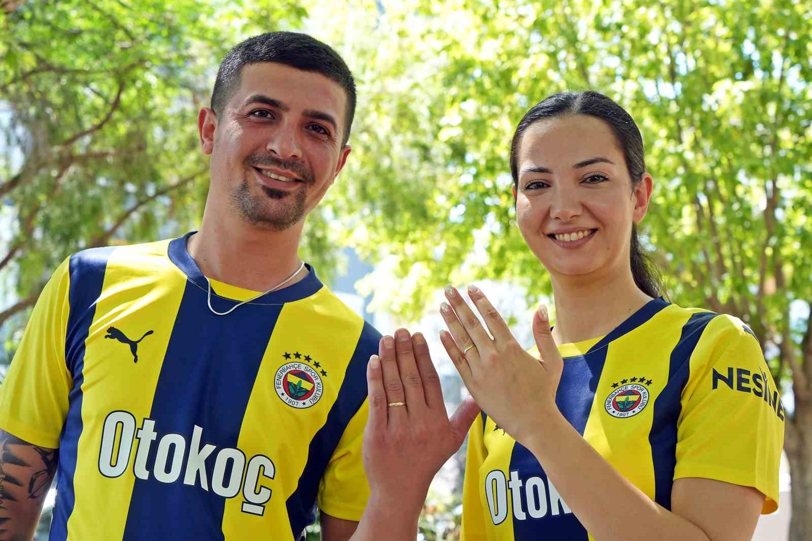 Yıllar sonra buluşan ilkokuldaki Fenerbahçe aşıkları, Dünya Fenerbahçeliler Günü'nde dünya evine girdi