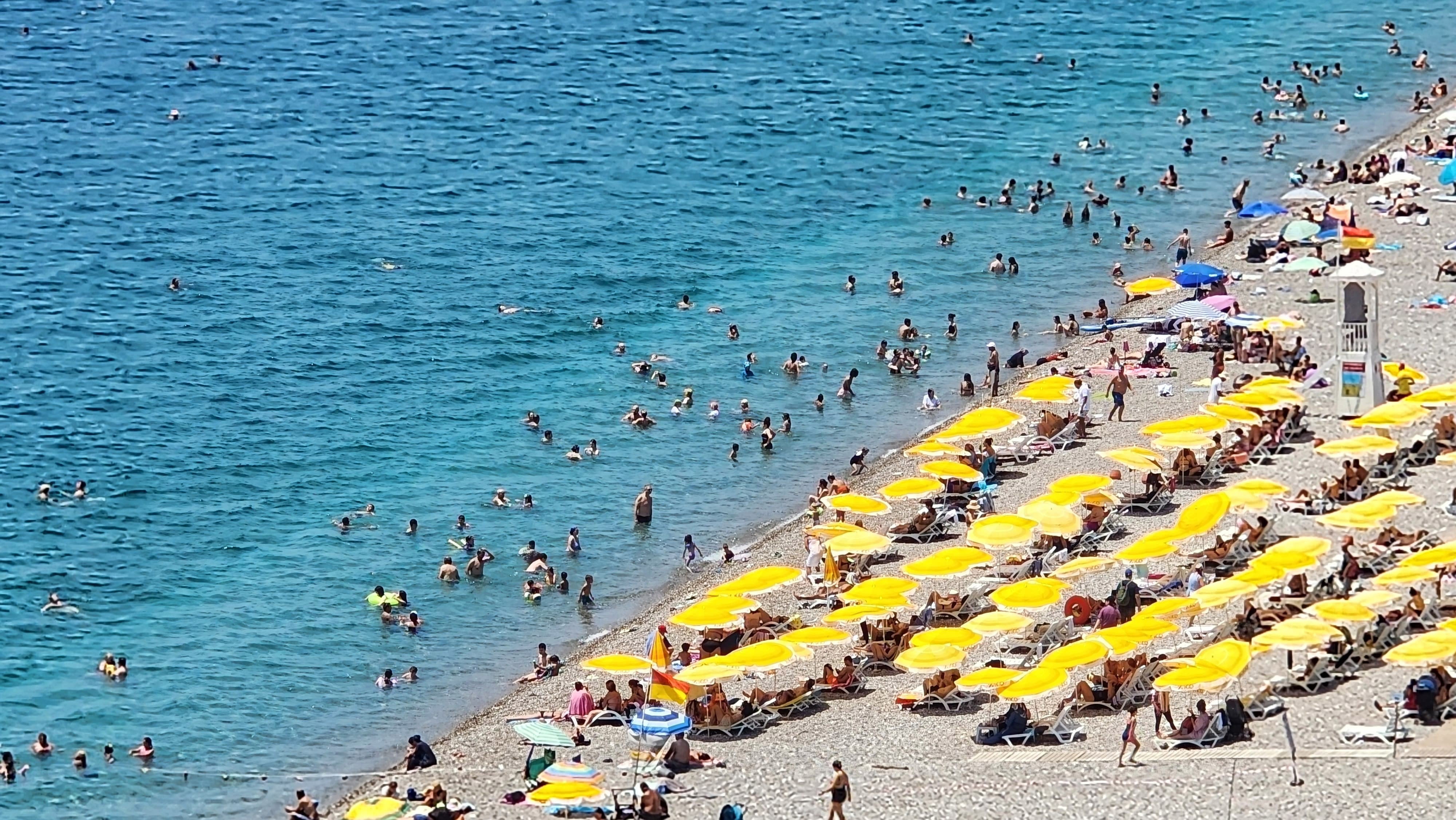 Yüksek nem ve sıcak hava bunalttı, sahiller doldu
