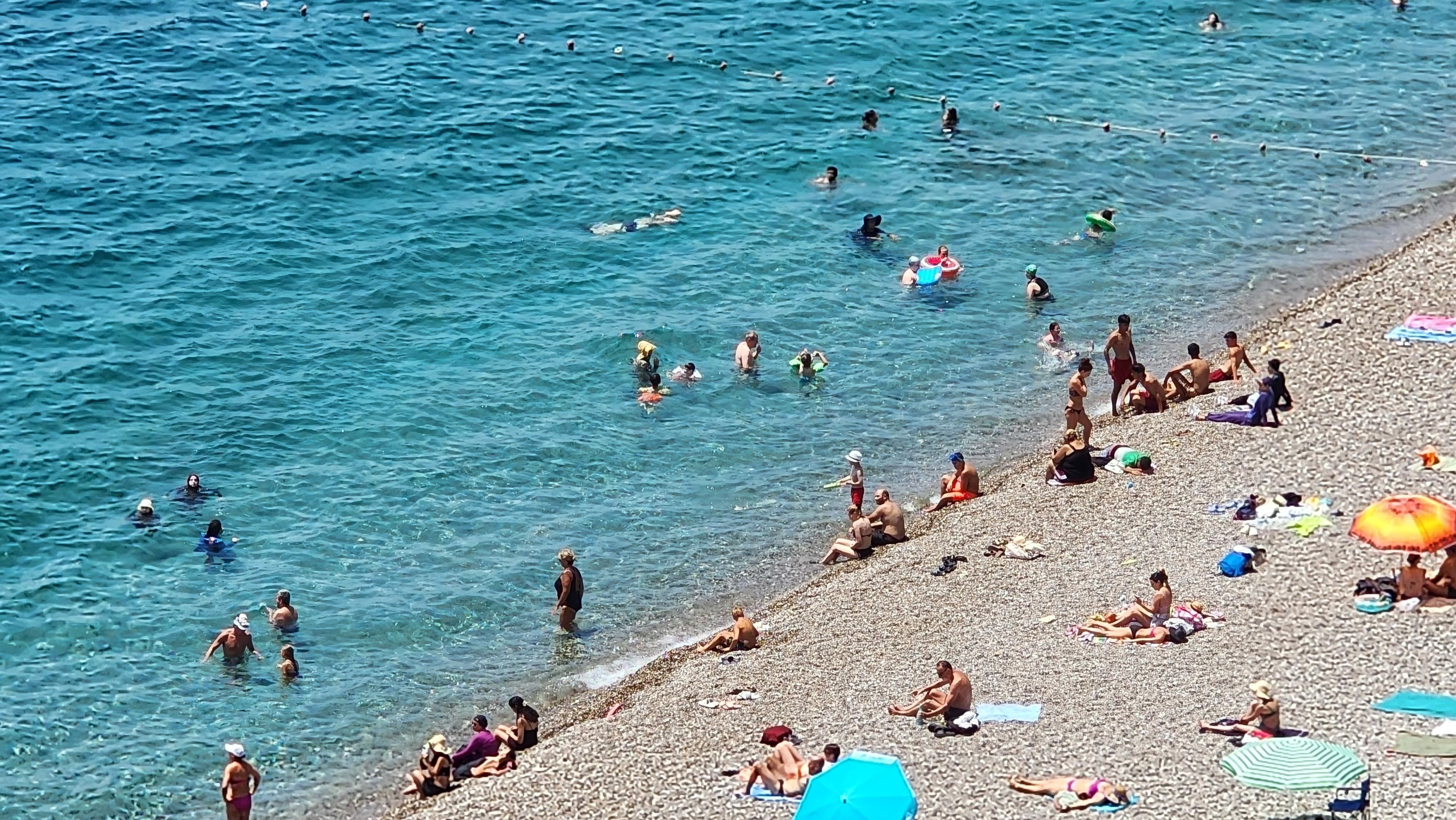 Yüksek nem ve sıcak hava bunalttı, sahiller doldu