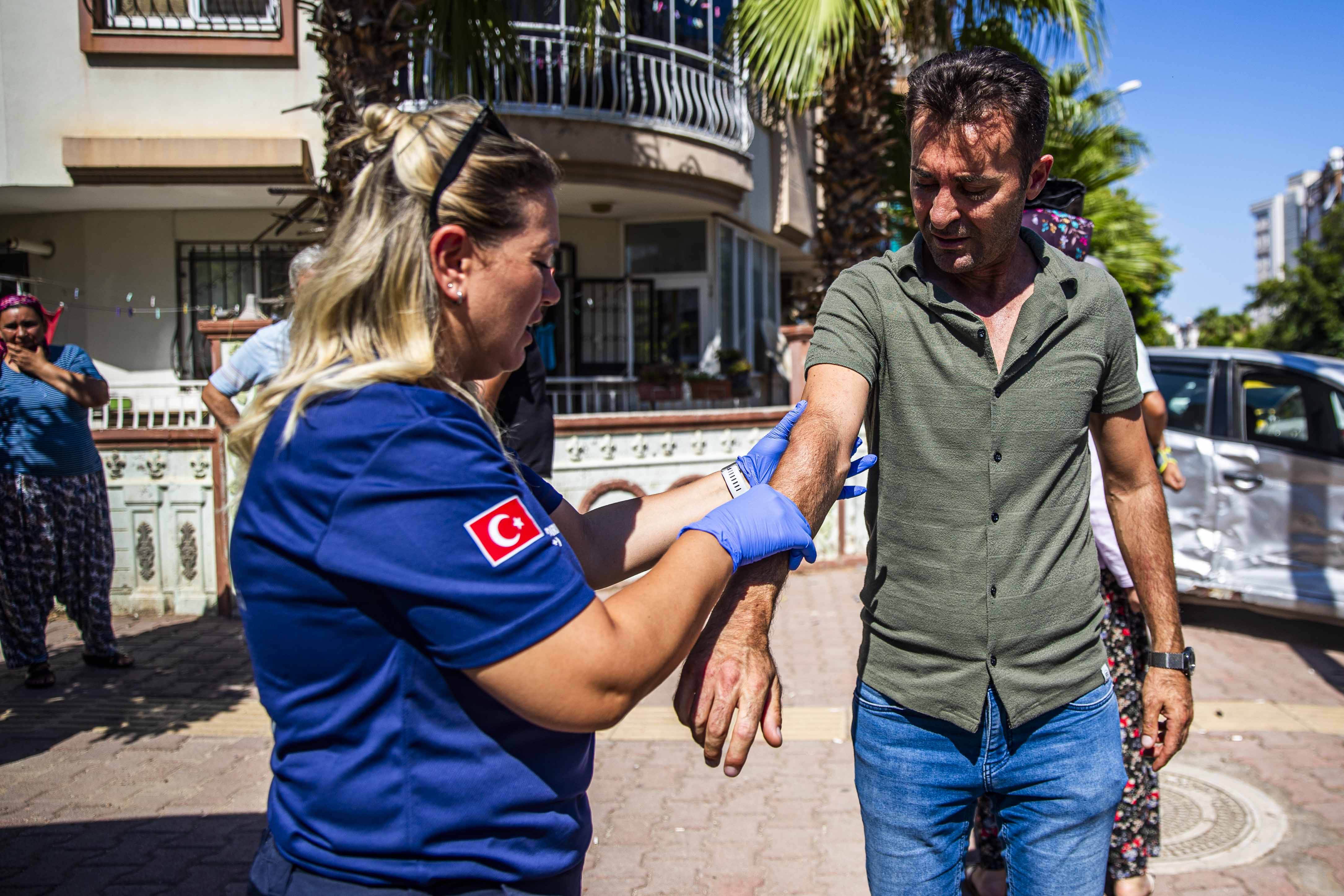 2 otomobil sokak kesişiminde çarpıştı: 3 yaralı
