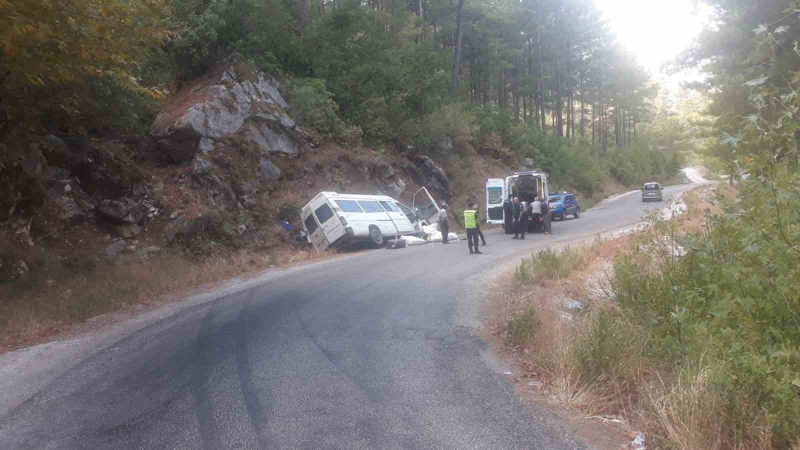 Alanya'da freni boşalan minibüs kayaya çarpıp devrildi: 3'ü çocuk 6 yaralı