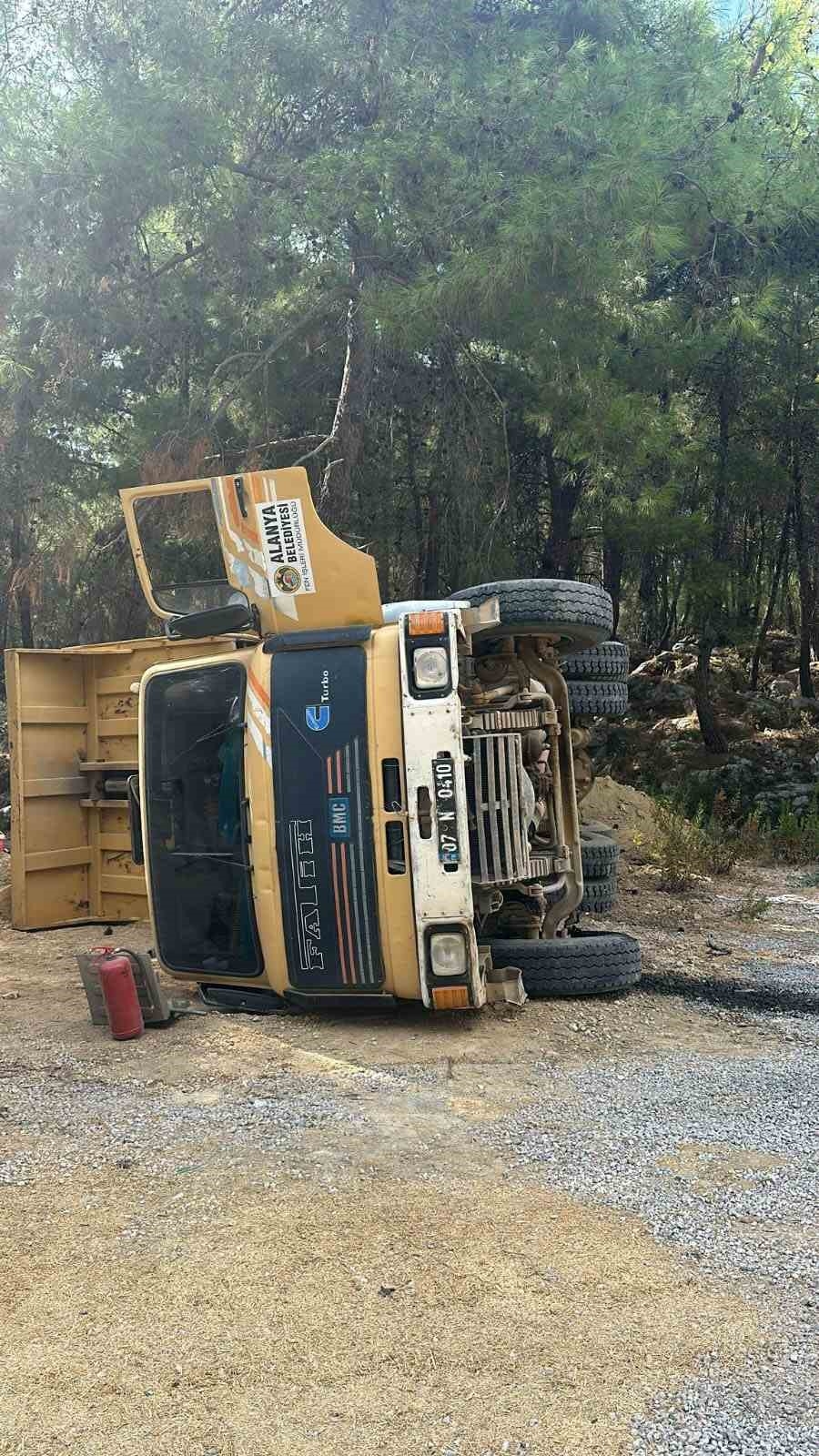 Alanya'da hafriyat kamyonu devrildi: 1 yaralı