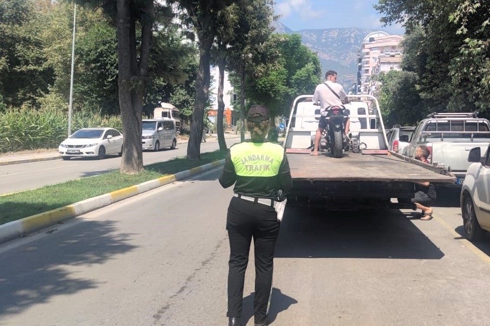 Alanya'da kurallara uymayan motosiklet sürücülerine ceza kesildi