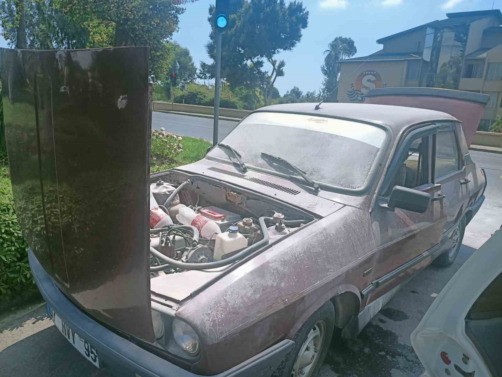 Alanya'da seyir halindeki otomobilde yangın paniği