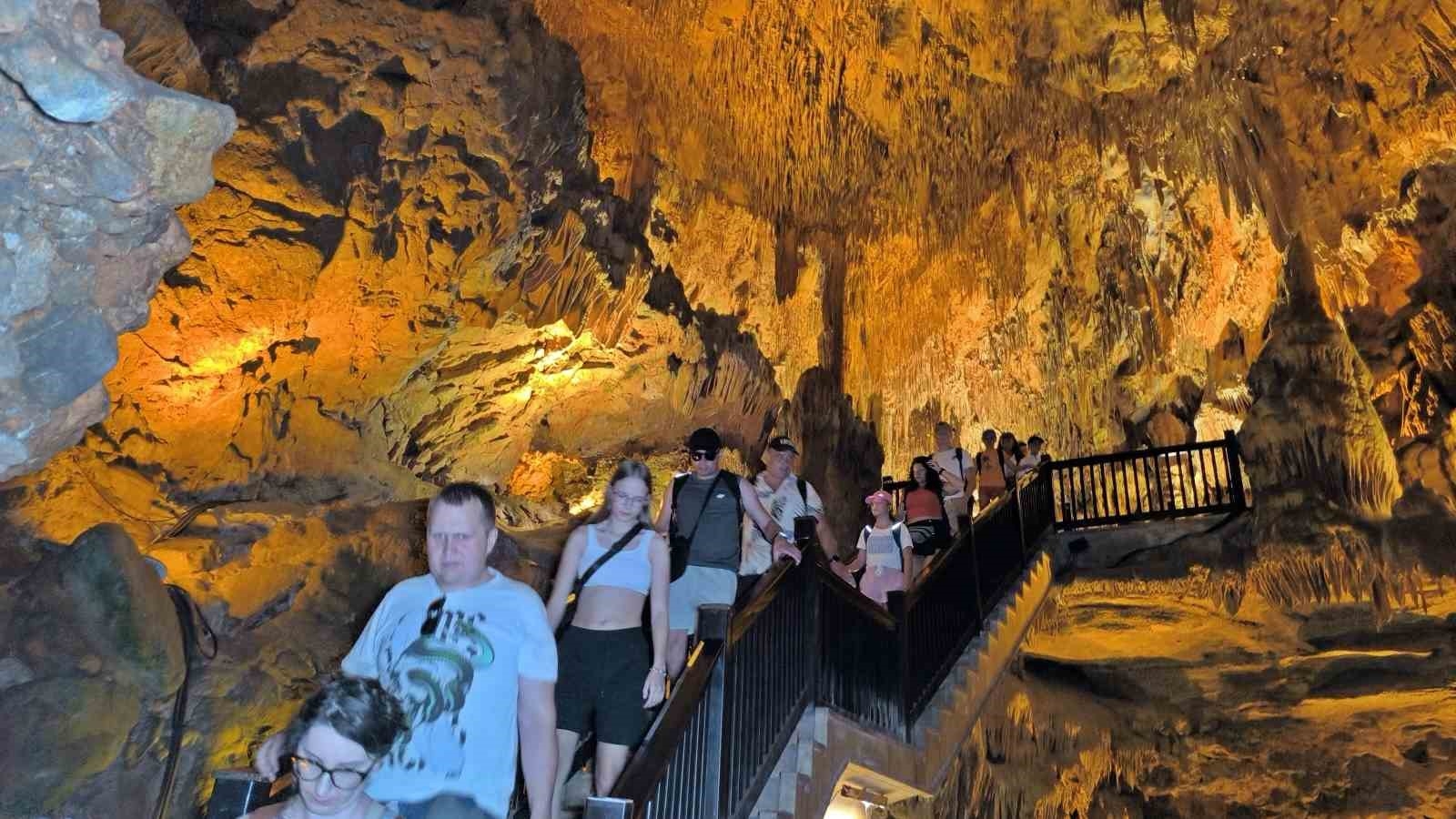 Alanya'da şifa kaynağı mağara yerli ve yabancı turistlerin akınına uğruyor