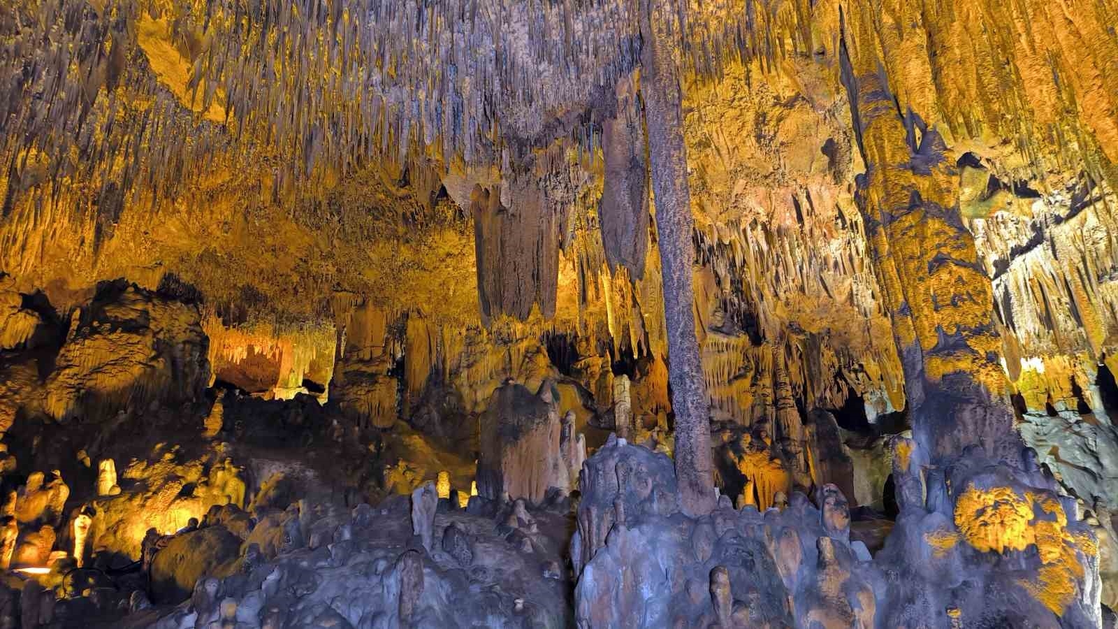 Alanya'da şifa kaynağı mağara yerli ve yabancı turistlerin akınına uğruyor