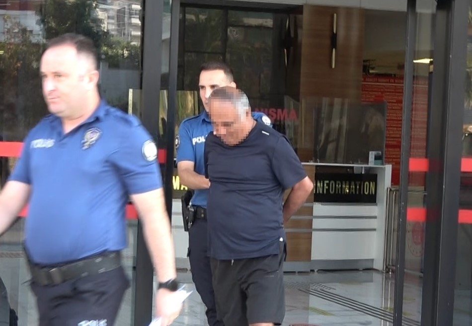 Alanya'da uygunsuz fotoğraf ve görüntü çeken satranç eğitmeni tutuklandı