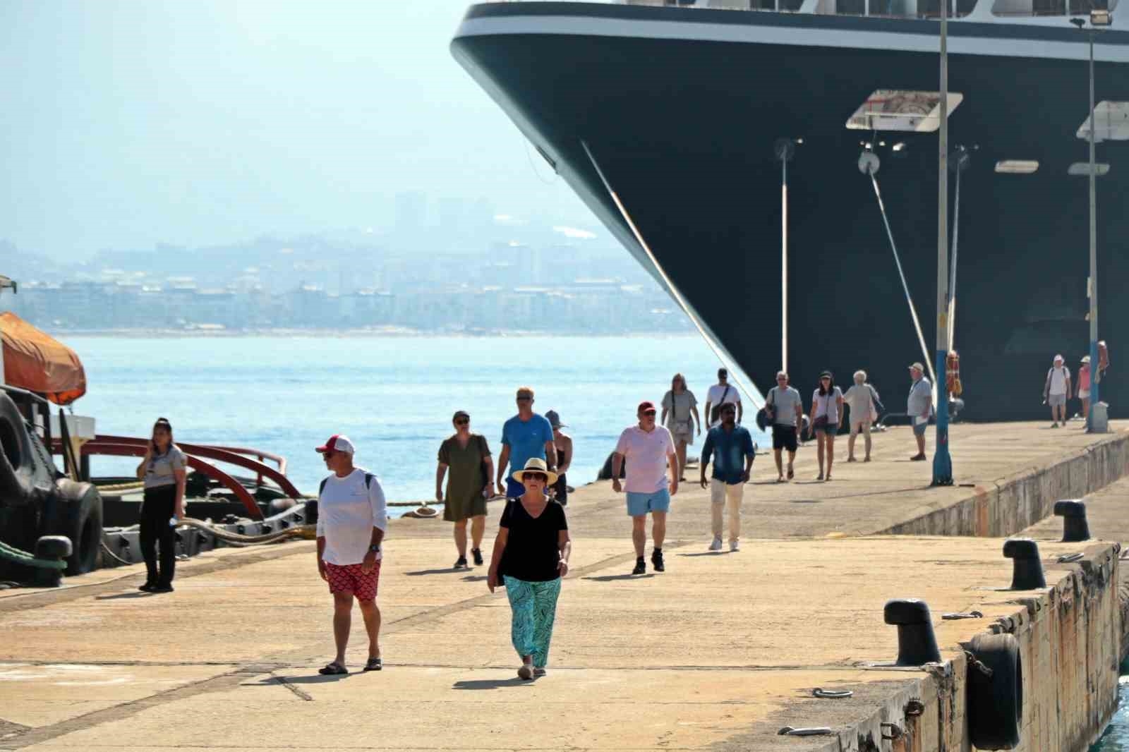 Alanya'ya turistler denizden geldi