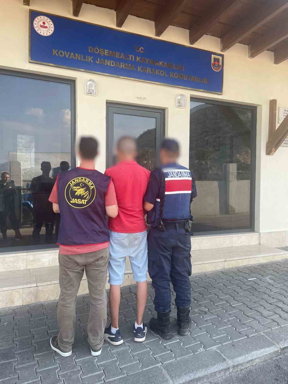 Antalya'da 14 suç kaydı bulunan ve 10 ay kesinleşmiş hapis cezasıyla aranan şahıs yakalandı