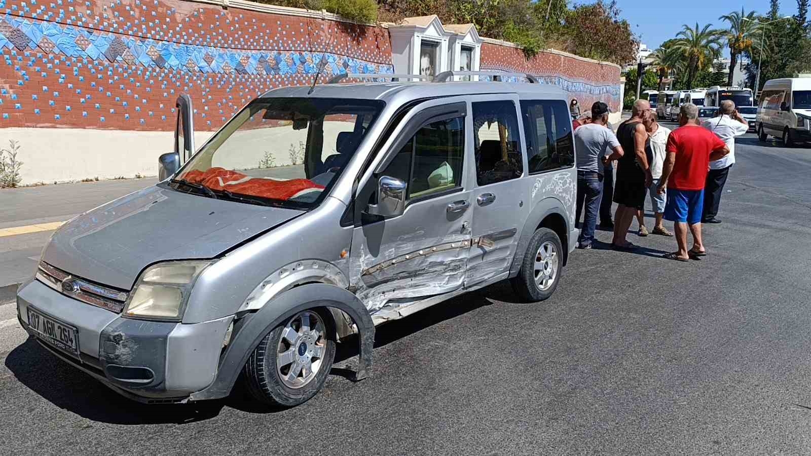Antalya'da 3 araçlı zincirleme kaza: 2 yaralı