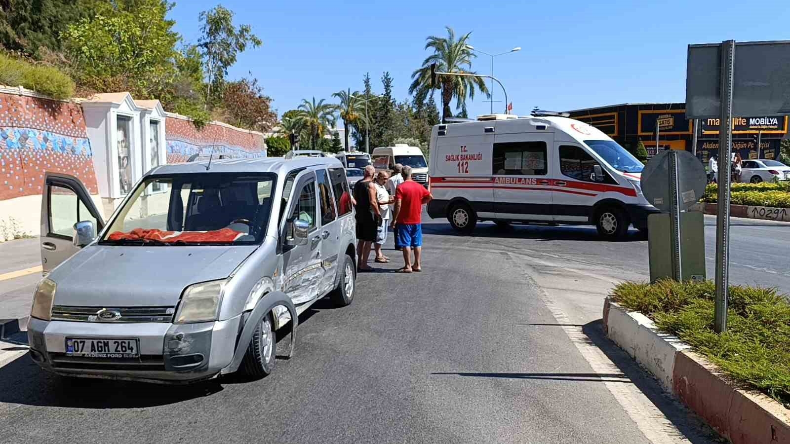 Antalya'da 3 araçlı zincirleme kaza: 2 yaralı
