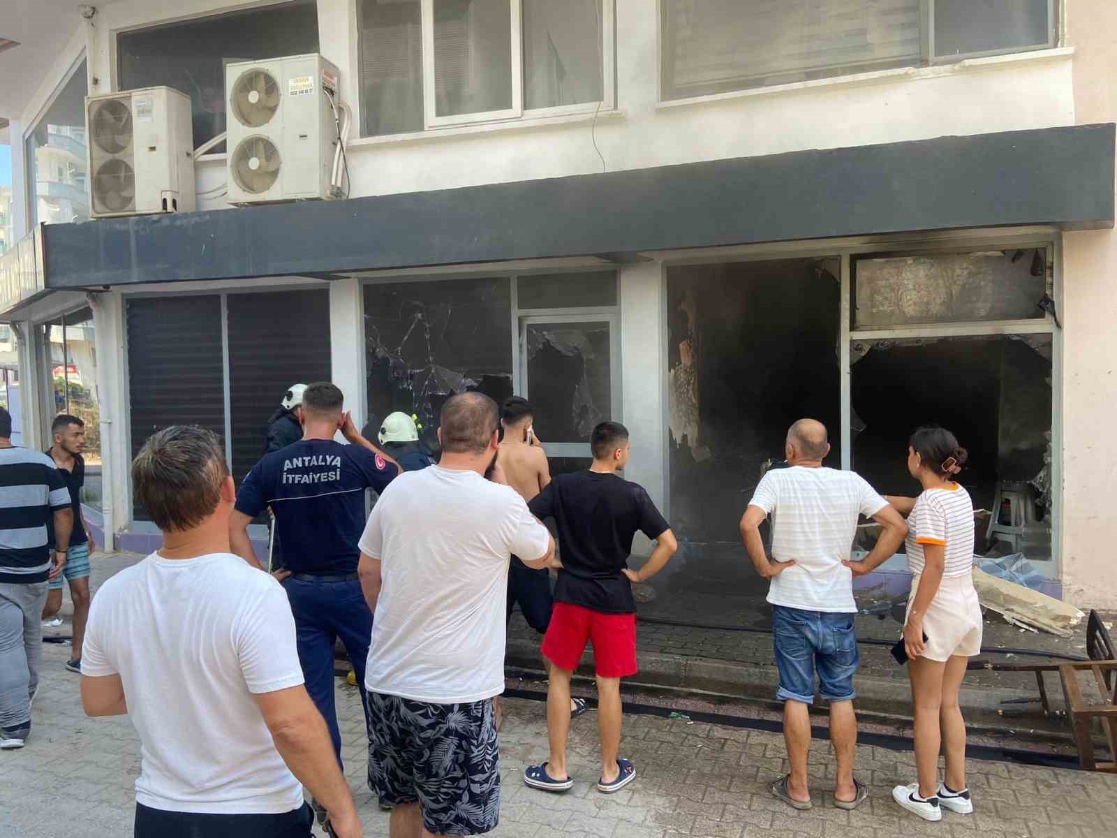Antalya'da bayan kuaföründe çıkan yangın korkuya neden oldu