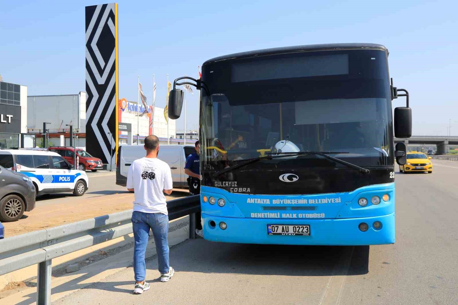 Antalya'da bir garip olay: Trafikte sürücüsü ile tartıştığı halk otobüsünün kontağını alarak kaçtı
