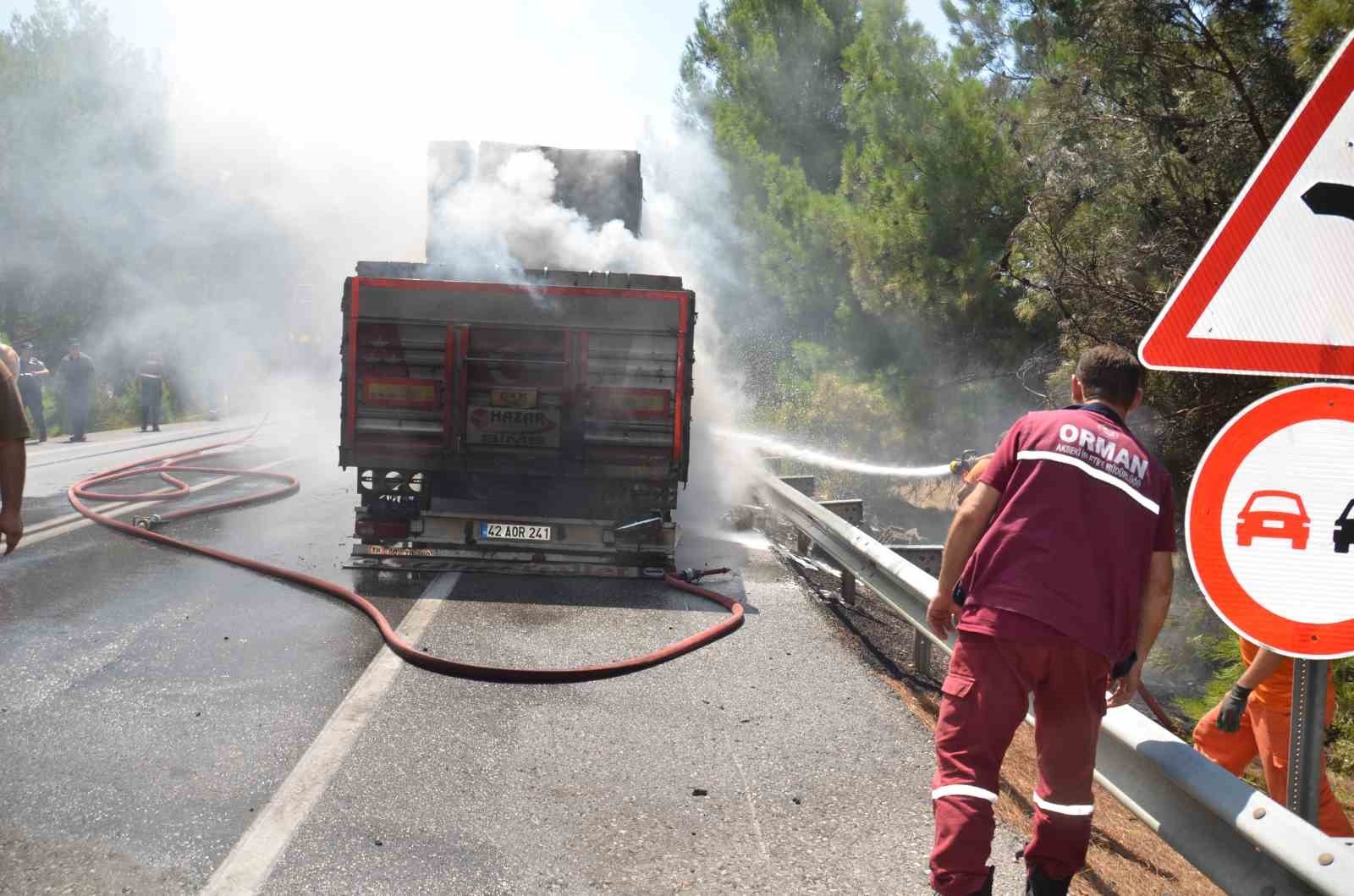 Antalya'da briket yüklü tırın dorsesi alev aldı