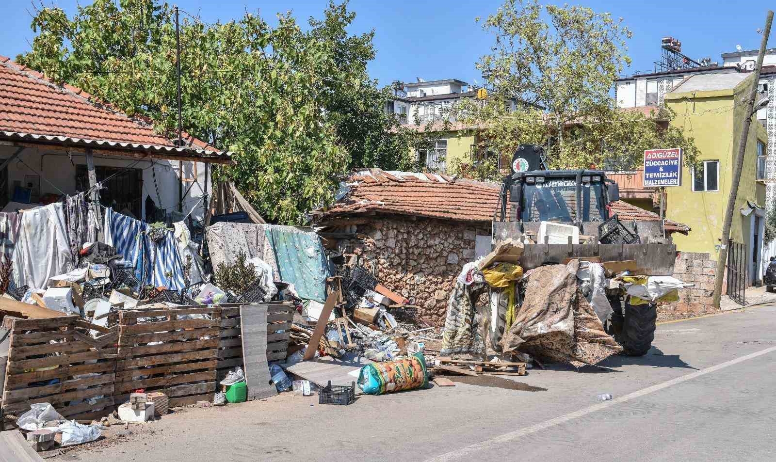 Antalya'da çöp ev operasyonu: 2 evden 12 kamyon çöp çıkarıldı