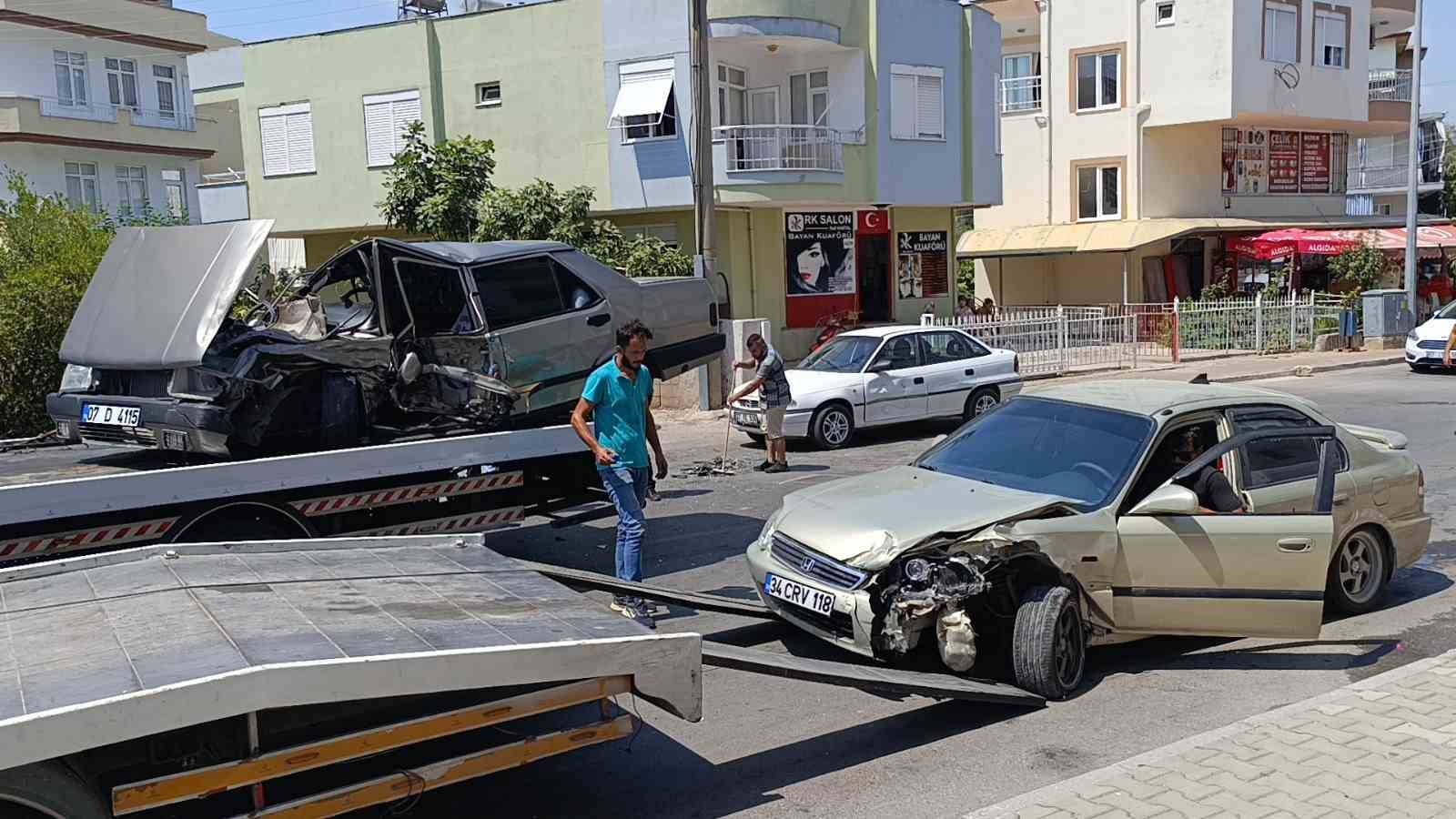 Antalya'da kazada 3 kişi yaralanırken, Tofaş Şahin hurdaya döndü