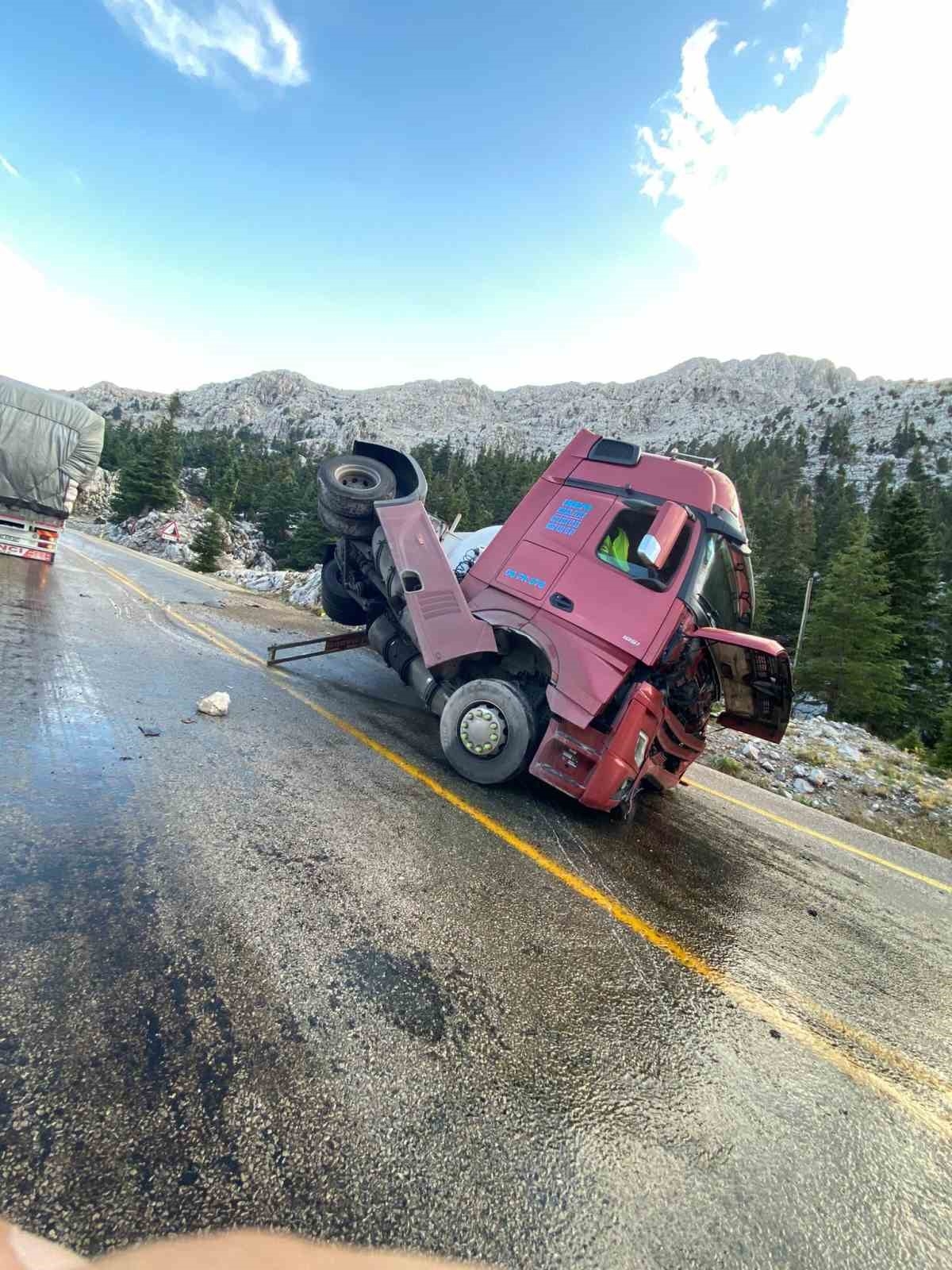 Antalya'da mazot yüklü tanker devrildi