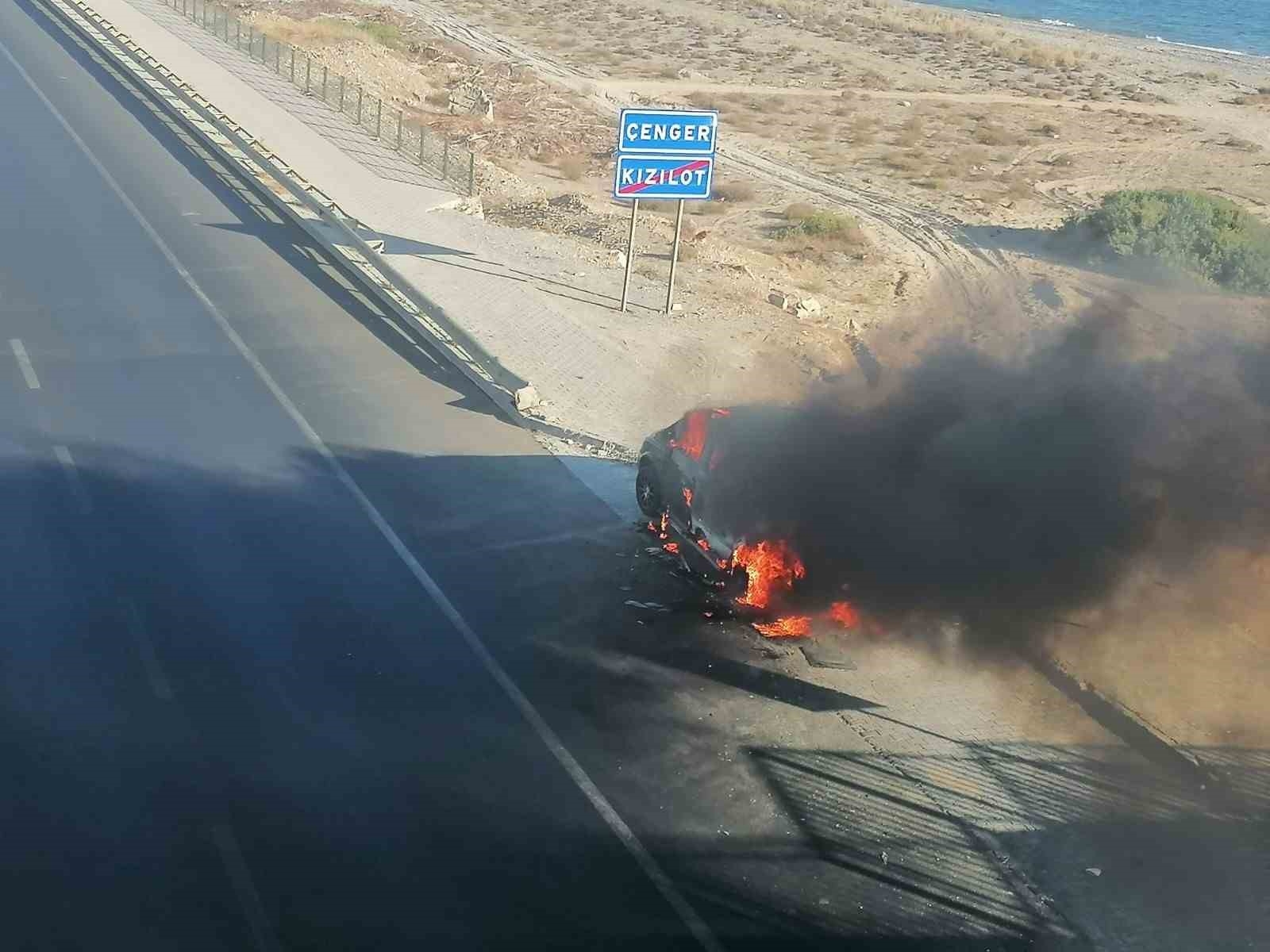 Antalya'da panelvan tur aracı alev alev yandı