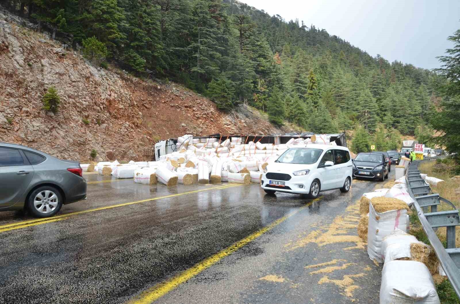 Antalya'da saman yüklü tır devrildi, sürücü yaralandı