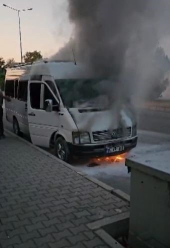 Antalya'da servis minibüsü alev alev yandı