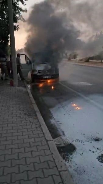 Antalya'da servis minibüsü alev alev yandı