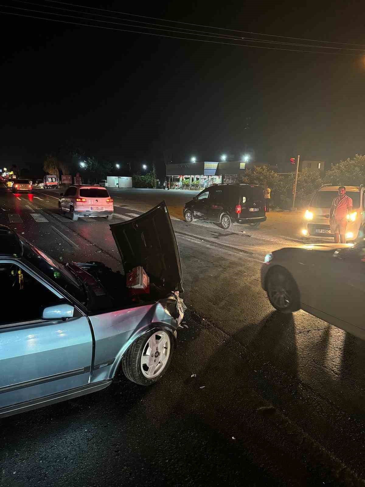 Antalya'da U dönüşü yapan araç kazaya yol açtı: 2 yaralı