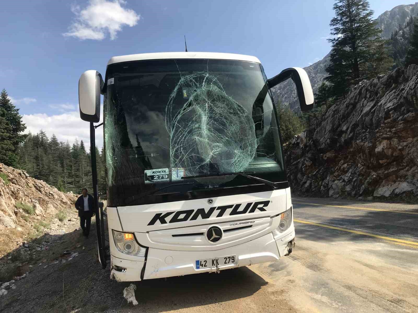 Antalya'da yolcu otobüsünün bariyerlere çarptığı kaza ucuz atlatıldı
