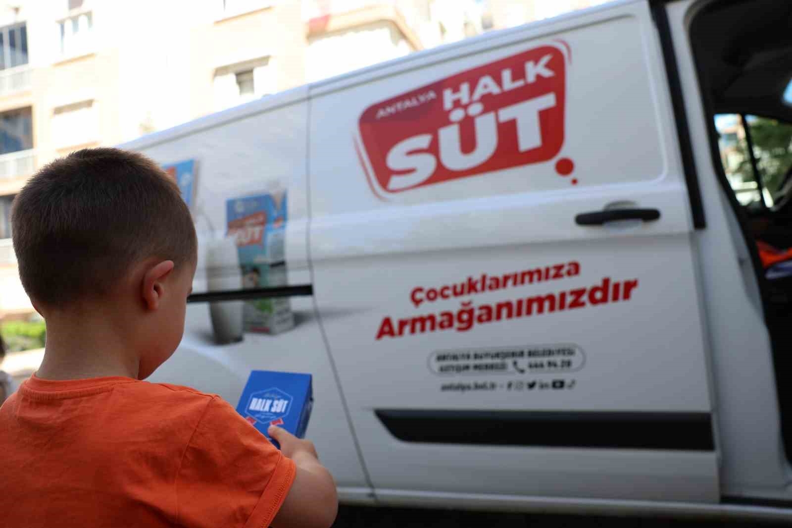 Antalyalı ailelere halk süt ve halk mama desteği