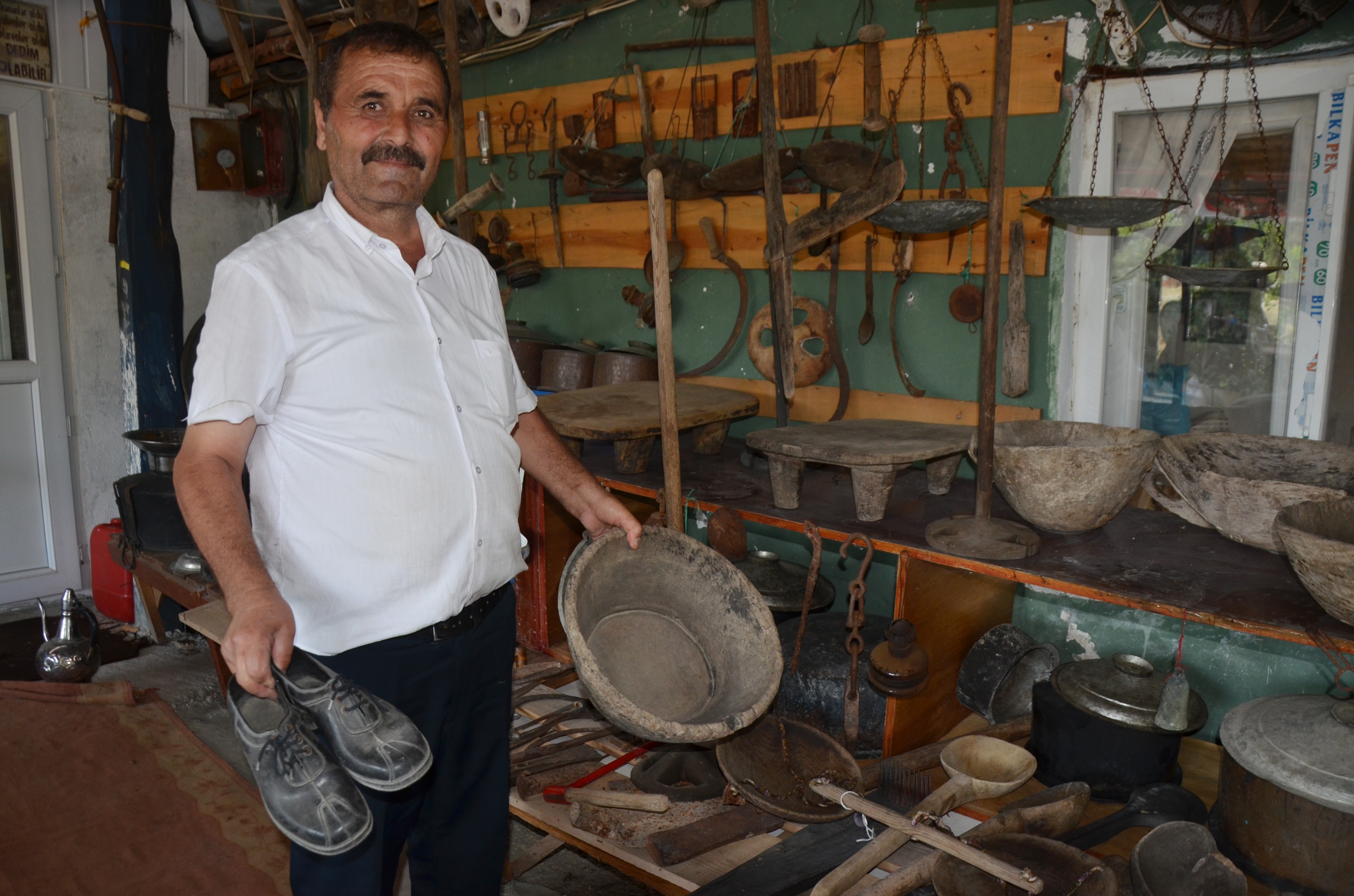 Antika eşyaları muhtarlıkta sergiliyor