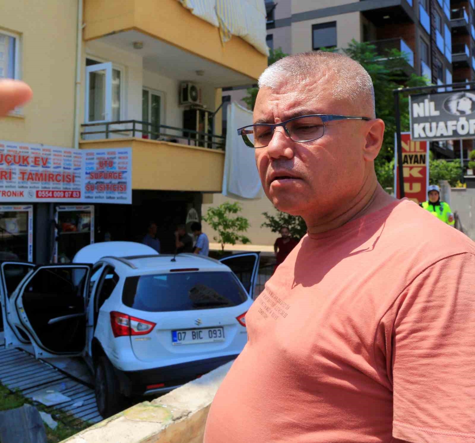 Apartman bahçesine uçan araç açık işyerine santimetreler kala durabildi