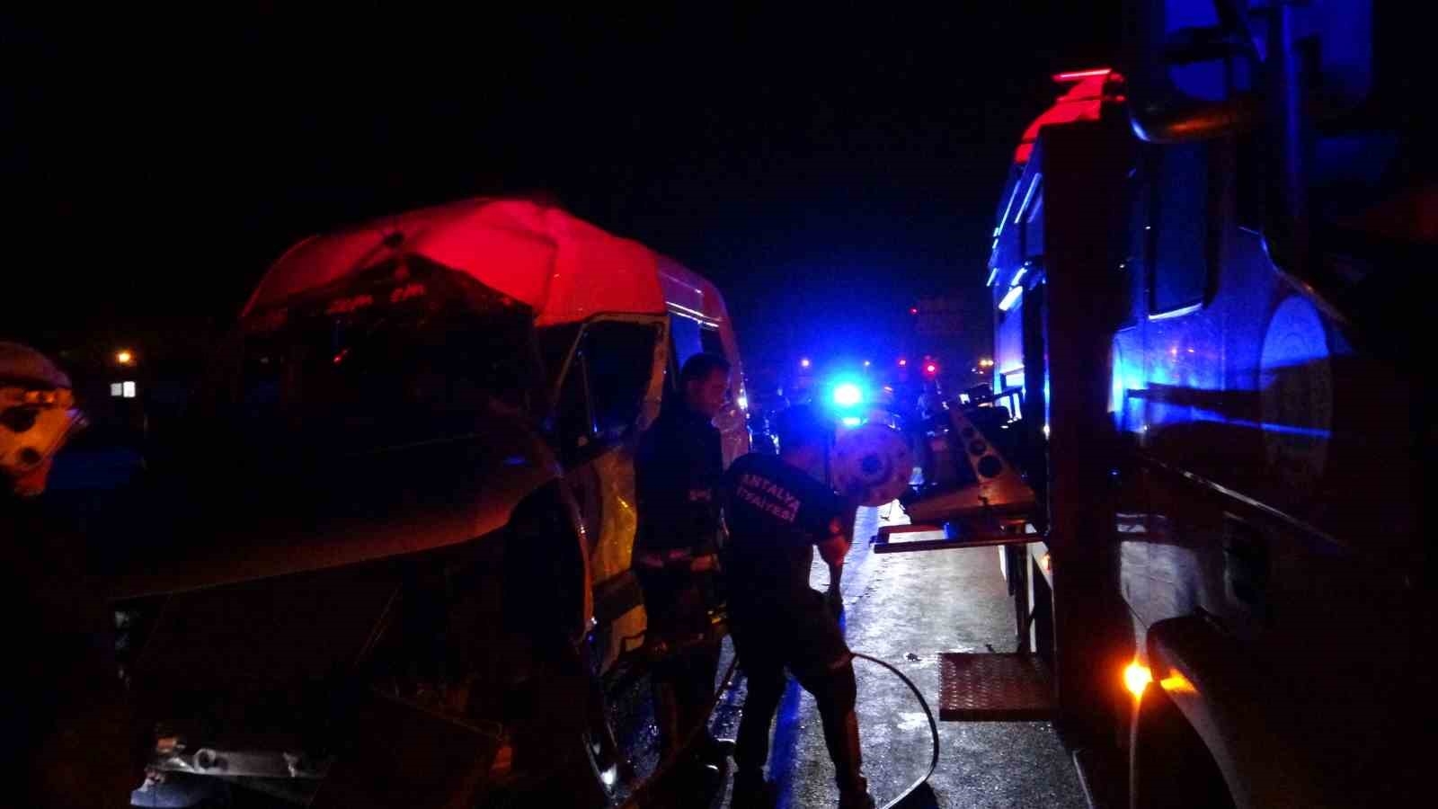 Araç içerisinde sıkışan sürücüyü itfaiye ekipleri kurtardı
