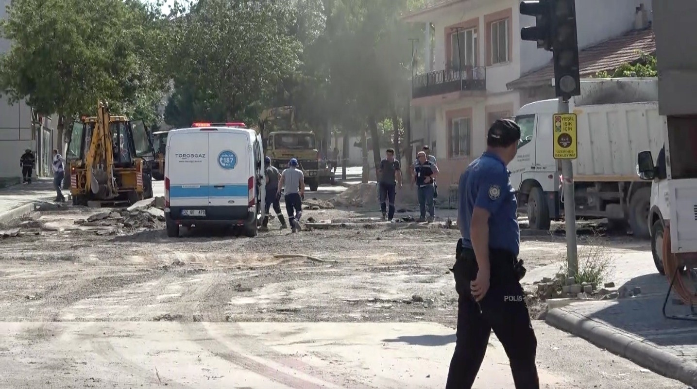 Asfalt çalışması sırasında doğal gaz boru hattında sızma ekipleri alarma geçirdi