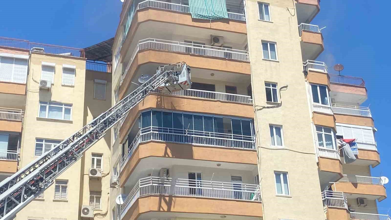 Binanın 6'ncı katında çıkan yangın apartman sakinlerini sokağa döktü