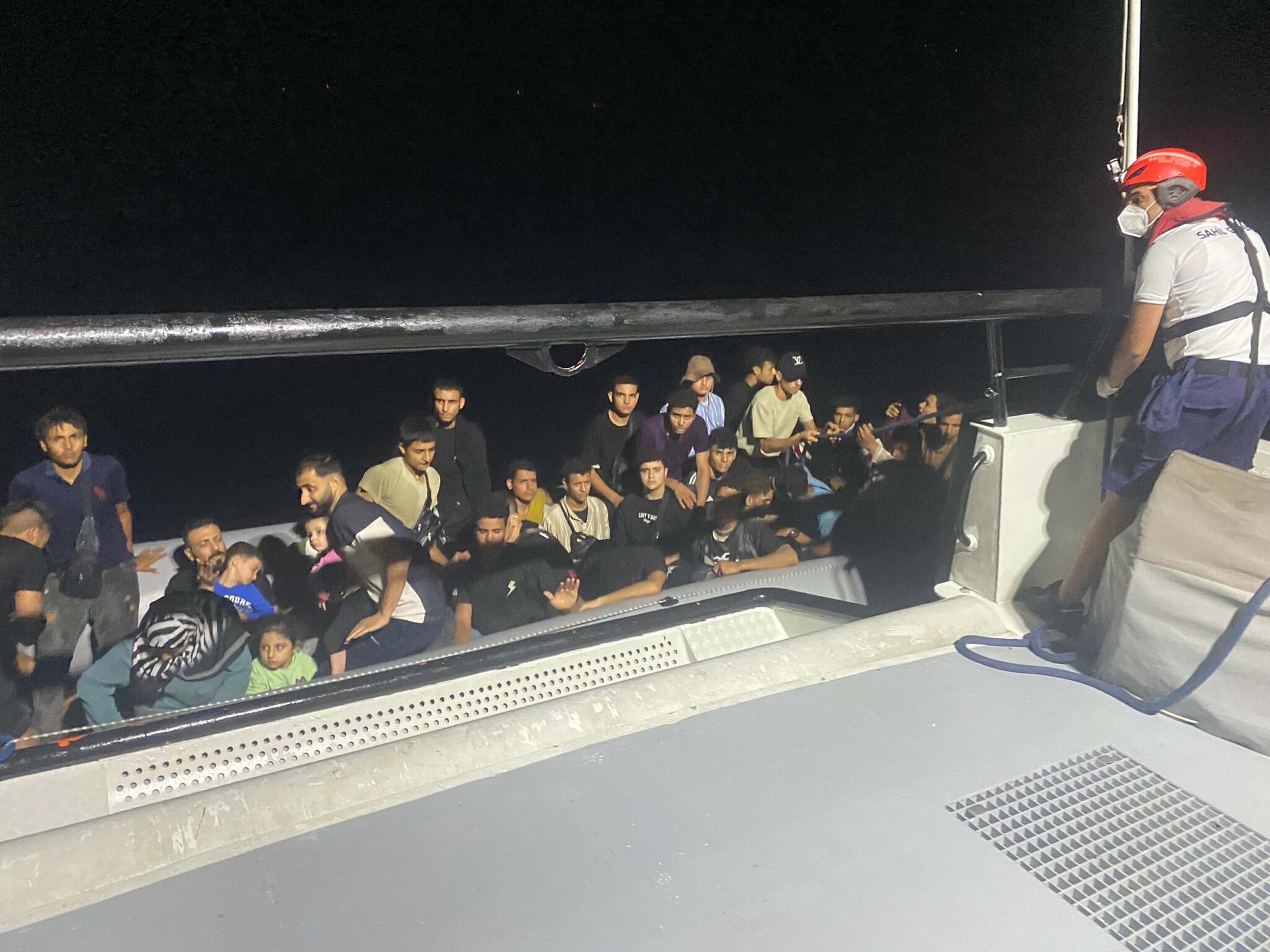 Bodrum'da 32 kaçak göçmen kurtarıldı, 44 kaçak göçmen yakalandı