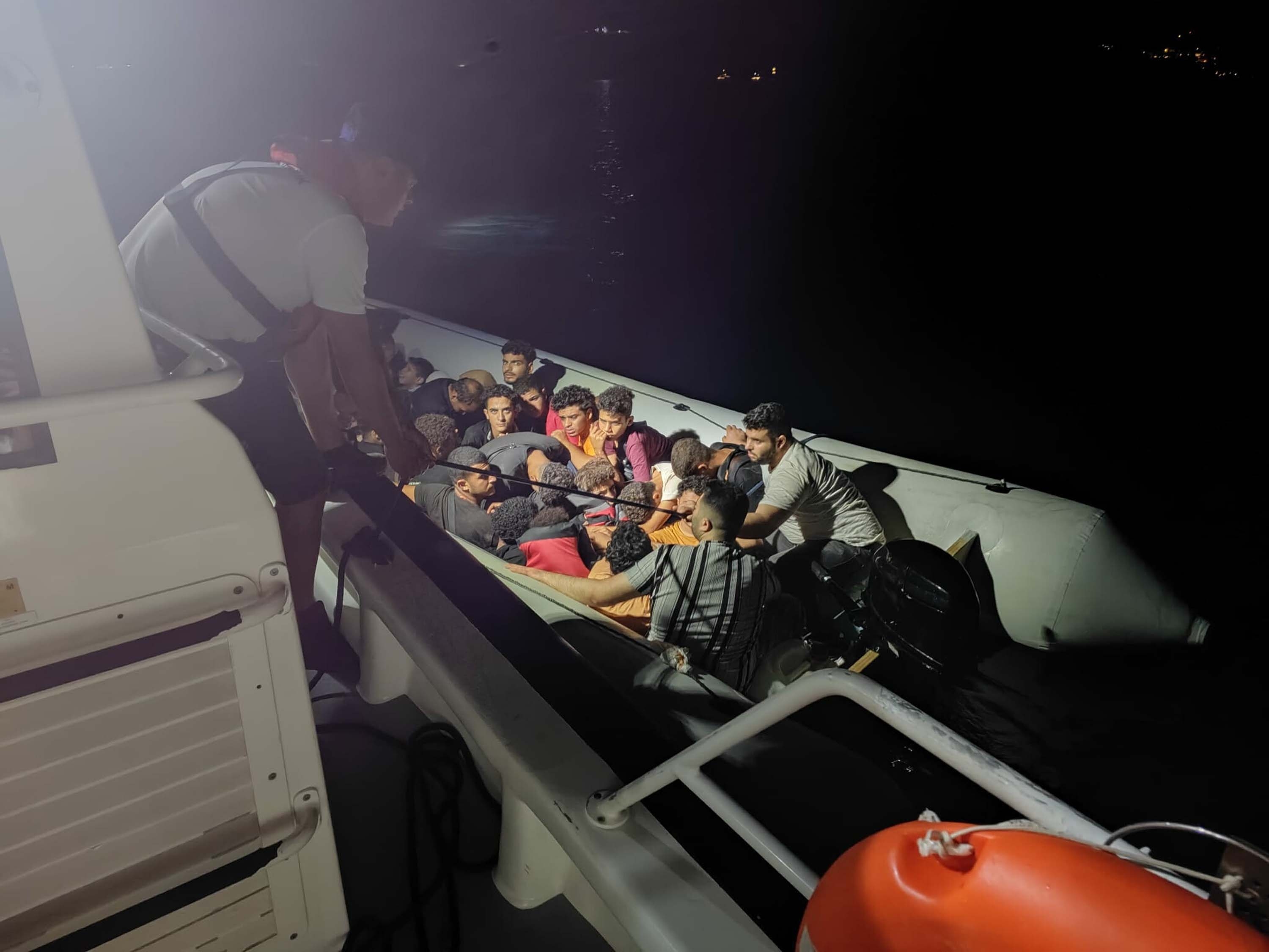 Bodrum'da 32 kaçak göçmen kurtarıldı, 44 kaçak göçmen yakalandı