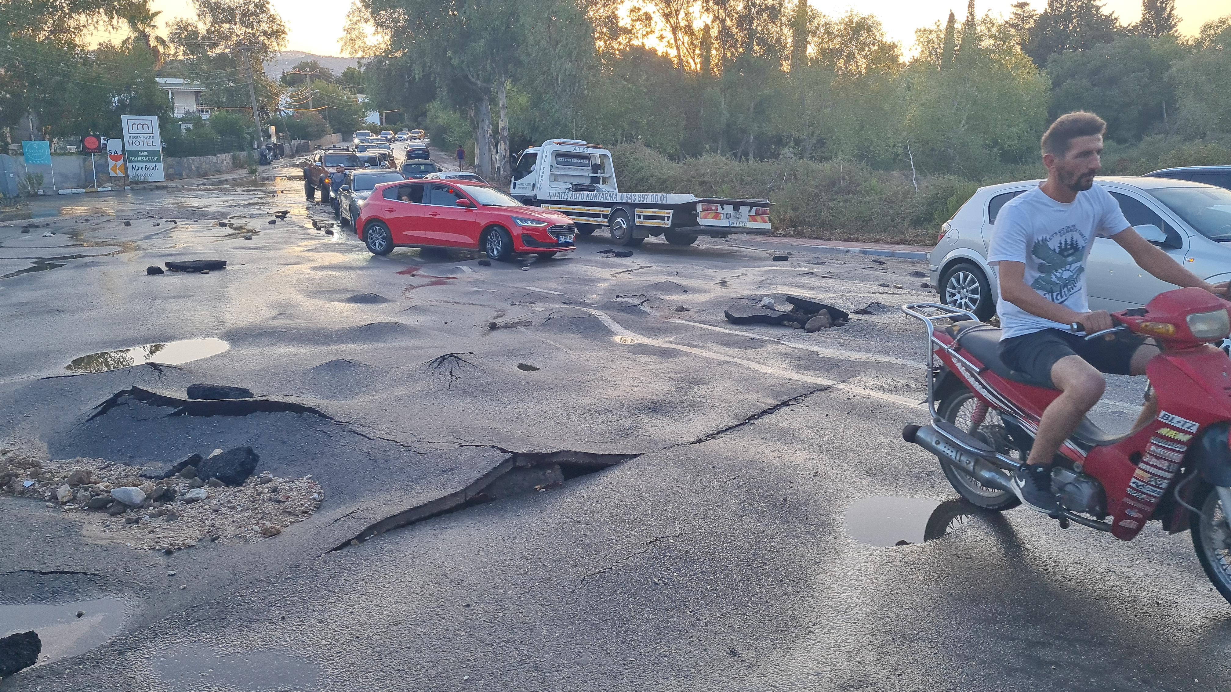 Bodrum'da ana su isale hattı patladı; sürücüler güçlükle ilerledi