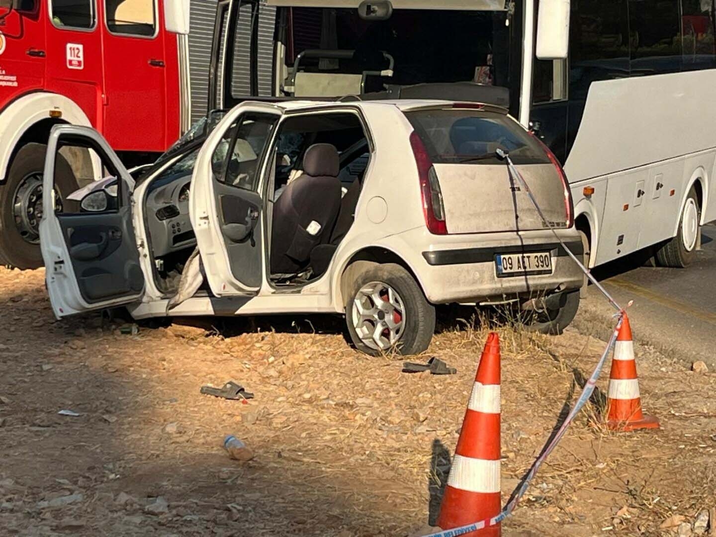 Bodrum'da hatalı sollama yapan otomobil, minibüsle çarpıştı: 1 ölü, 1 yaralı