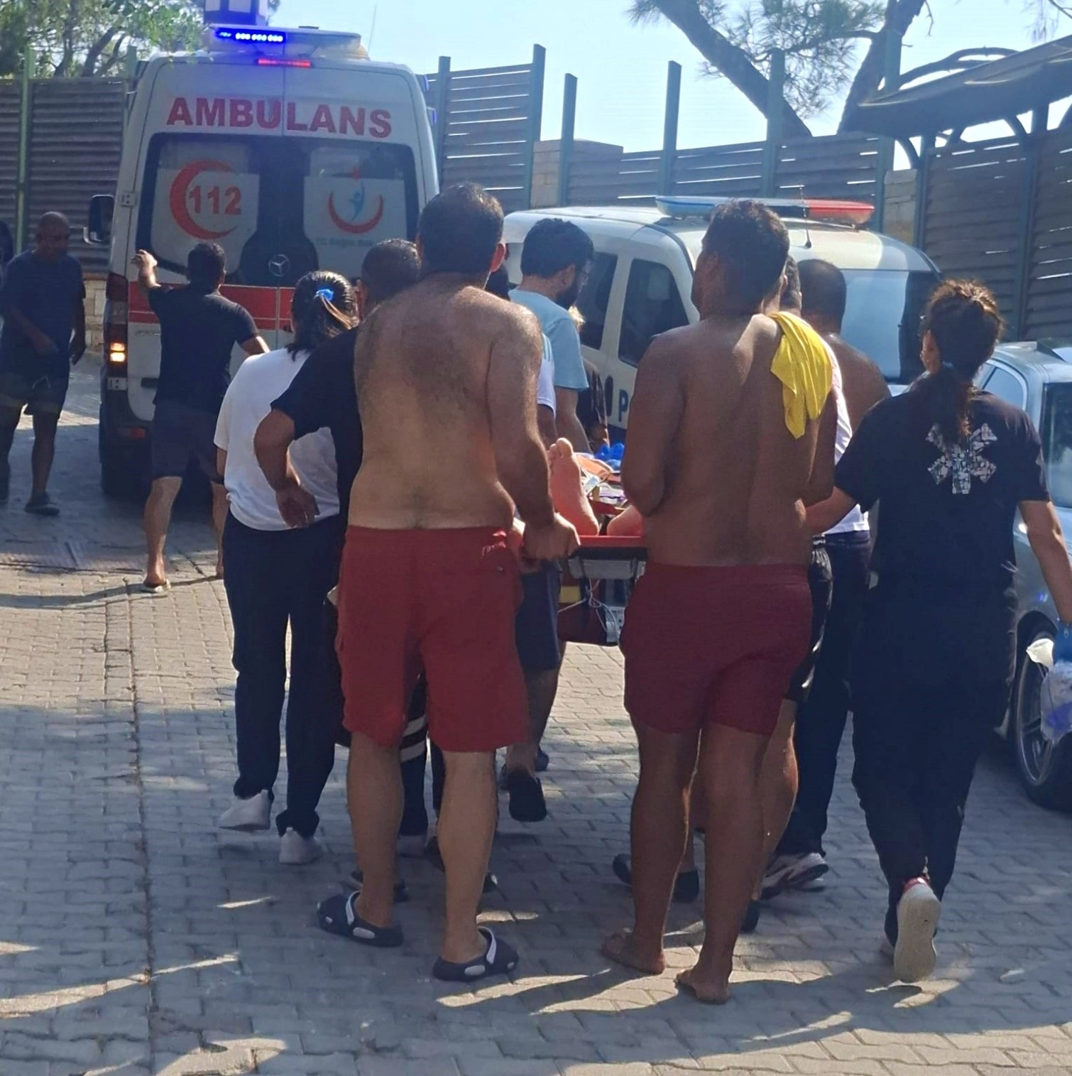 Boğulma tehlikesi geçiren gence ilk müdahaleyi izinli sağlıkçılar yaptı