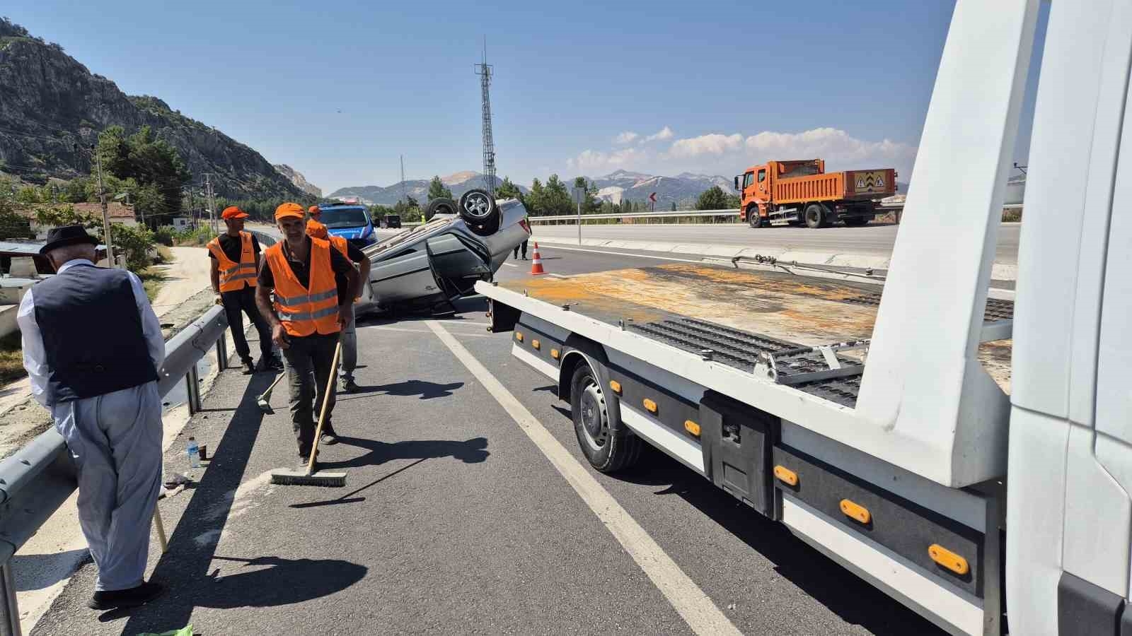 Burdur-Fethiye kara yolunda kontrolden çıkan otomobil takla attı: 2 yaralı