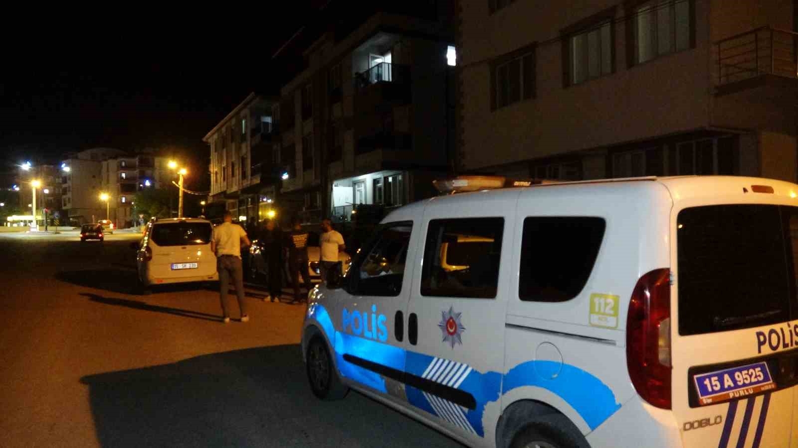 Burdur'da otomobile sıkılan kurşunlar balkonda oturan yaşlı çifte isabet etti: 2 yaralı