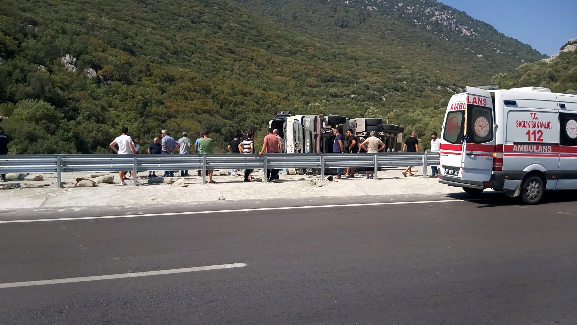 Çimento yüklü TIR devrildi, yol trafiğe kapandı