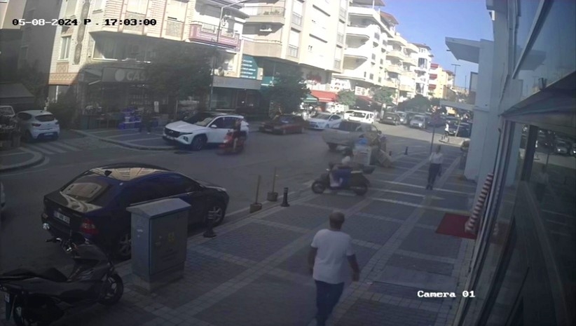 Cipin açılan kapısına çarpan motosiklet sürücüsü saniyelerle ölümden döndü
