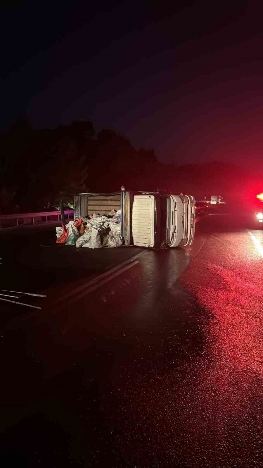 Devrilen kamyonetin sürücüsü yaralandı