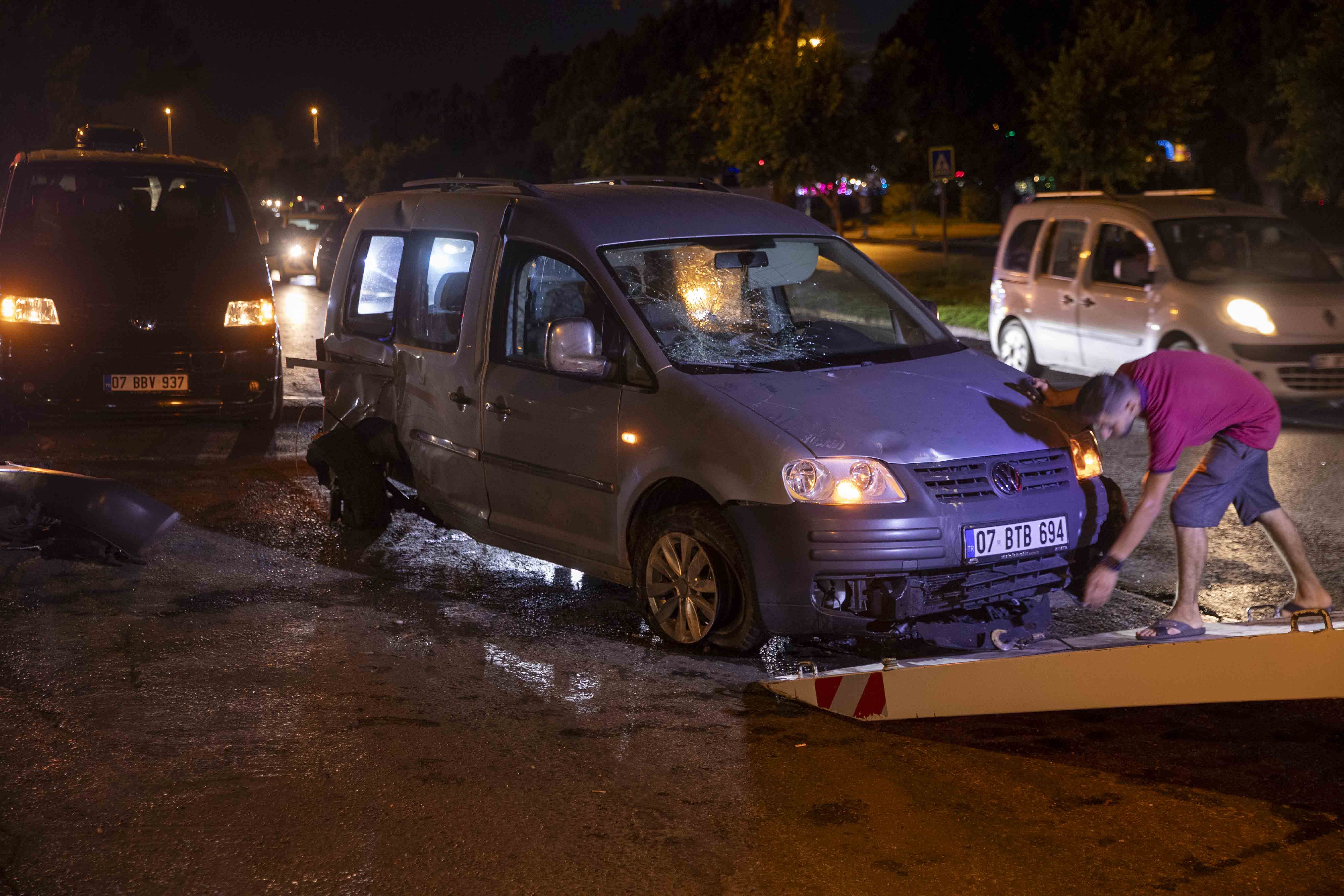 Ehliyetsiz sürücü otomobili hurdaya çıkardı