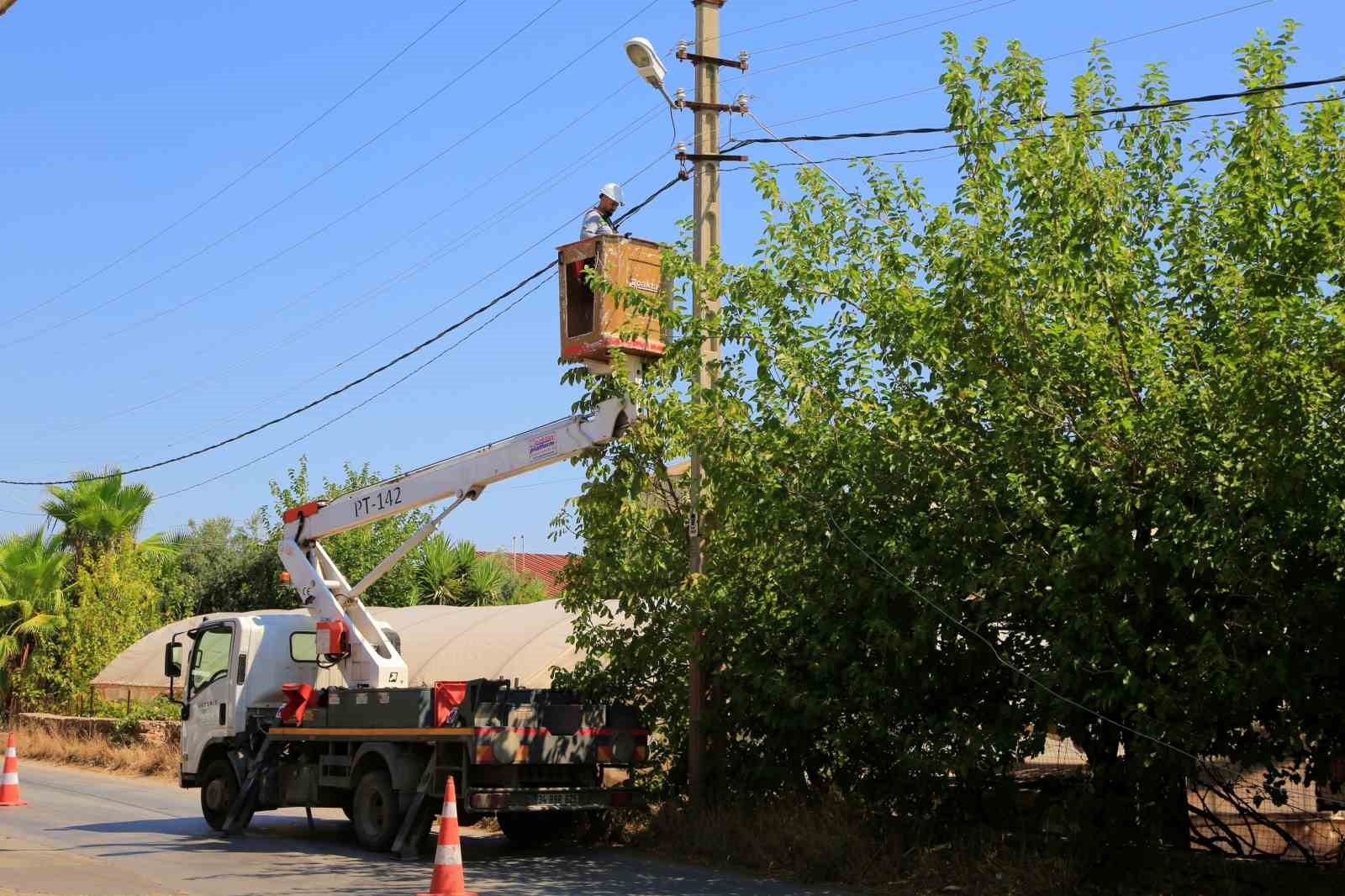 Elektrik direğinden kopan tel demir kapıya düştü, akıma kapılan adam yaralandı
