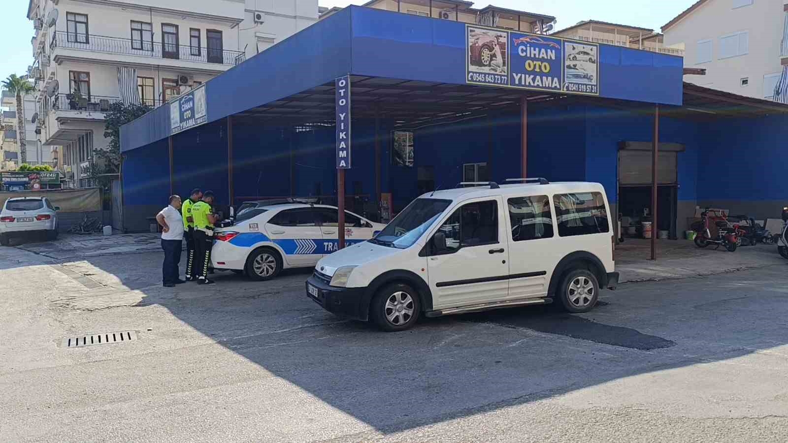 Elektrikli bisiklet ile hafif ticari araç çarpıştı:1 yaralı