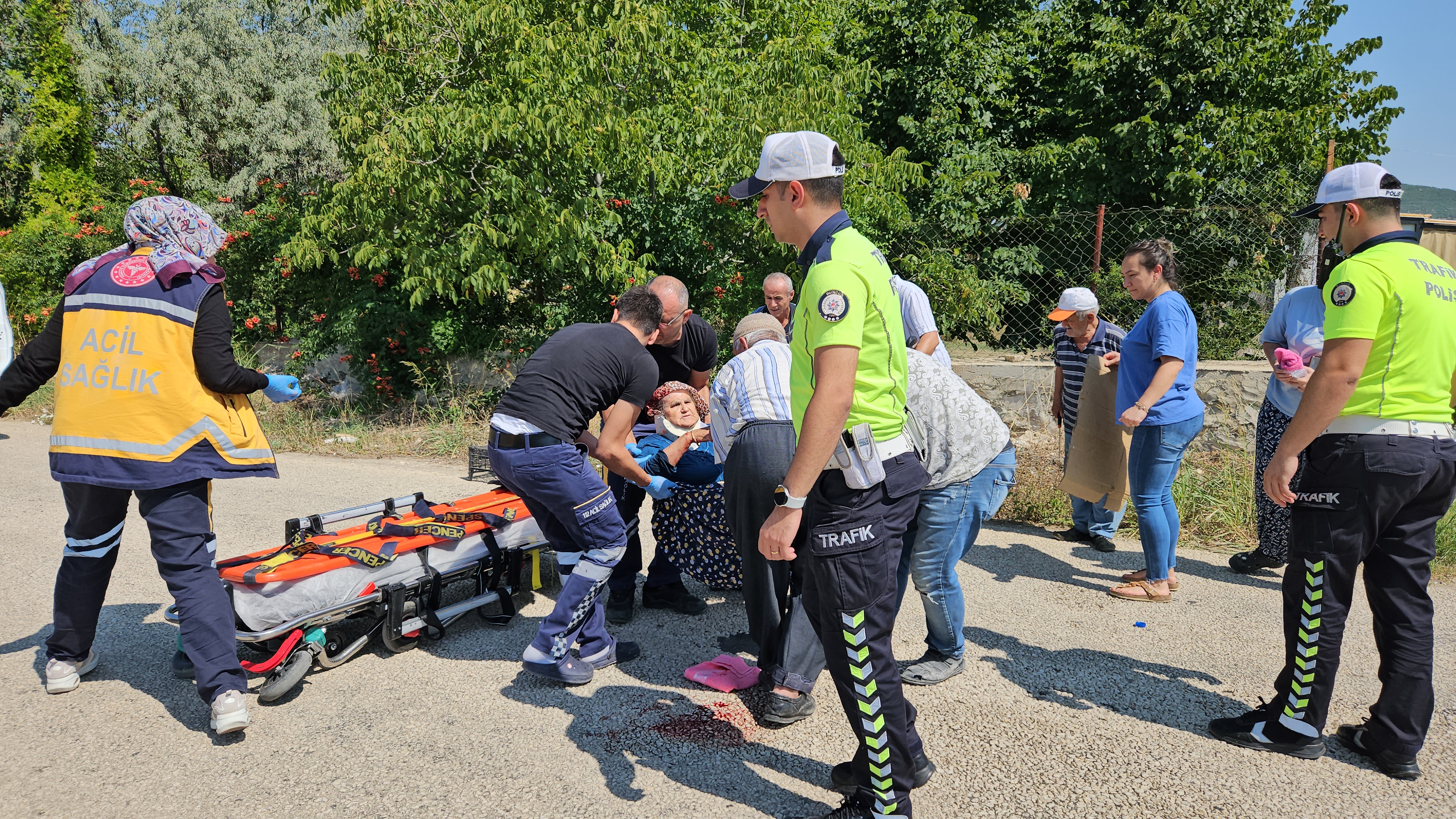 Elektrikli motosikletten düşüp yaralandı